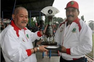 Sekda Kuningan saat menyerahkan trophy juara umum porsenitas 2017 kepada Asisden 1 Pemerintahan Kabupaten Kuningan, Maman Hermansyash.